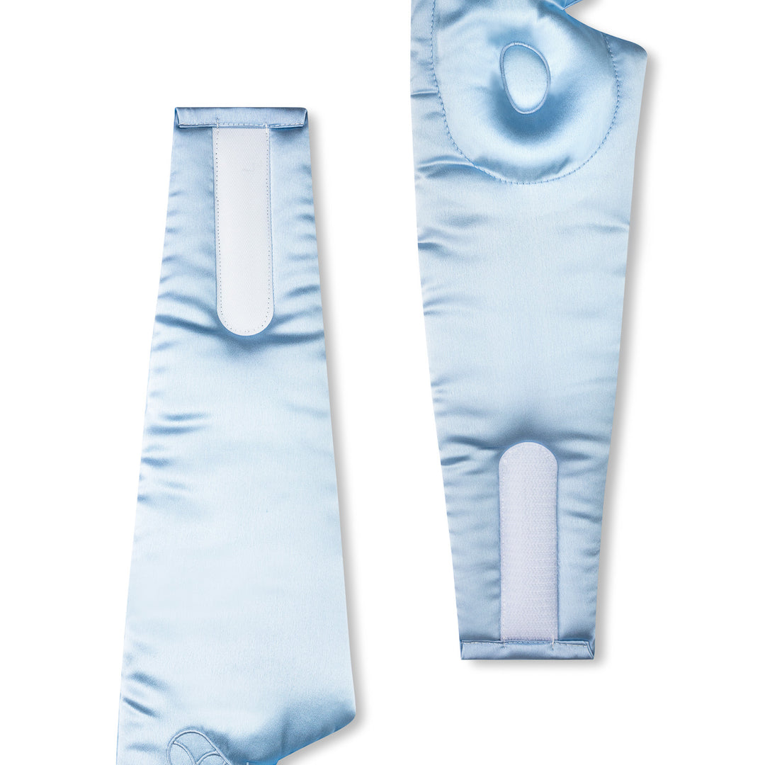 Image de détail du masque en soie de sommeil en bleu ciel