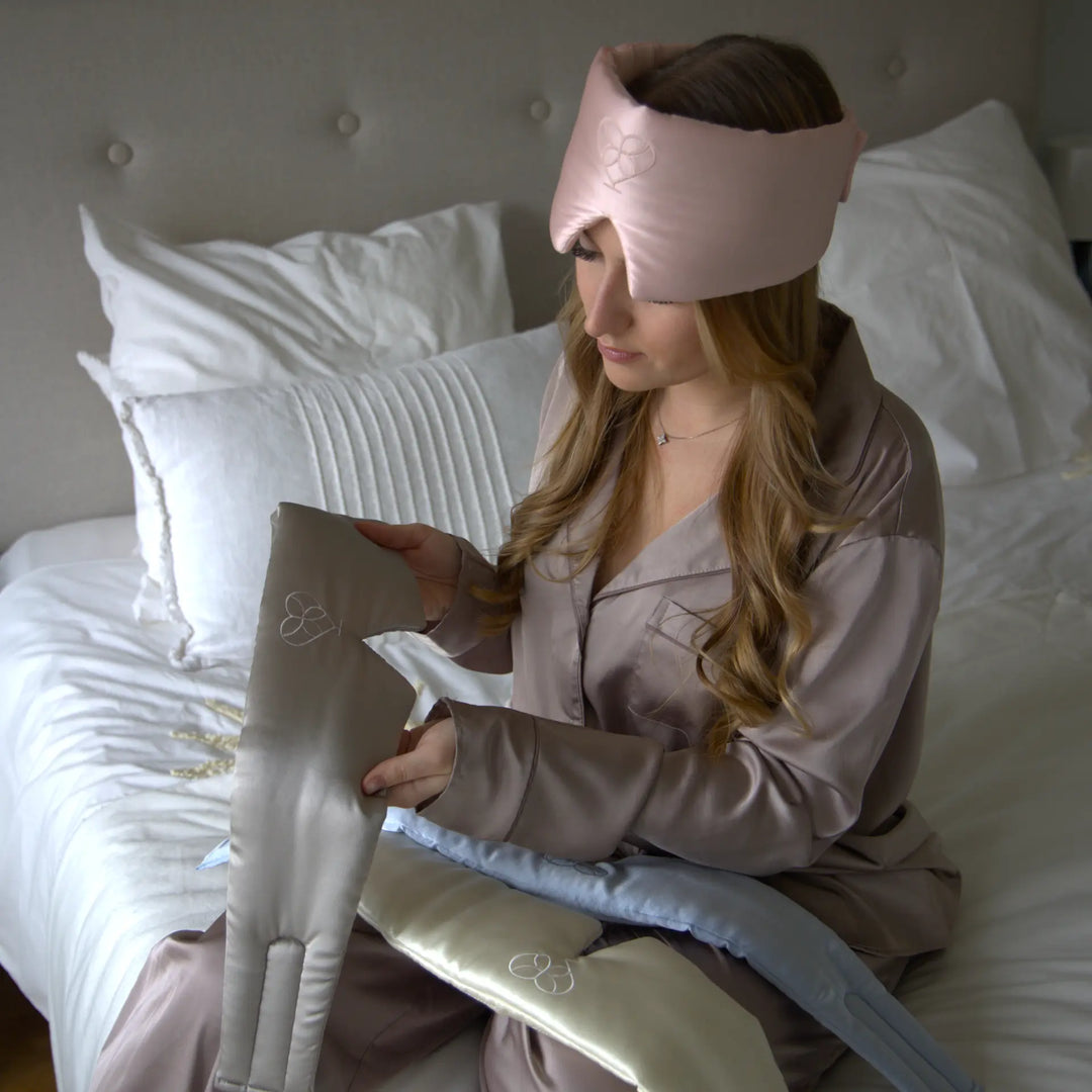Tout les masques en soie en main