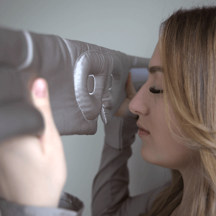 Masque de sommeil en soie gris presque porté